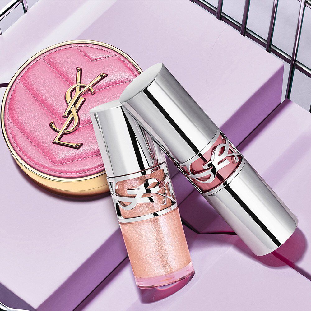Huiles a levres YSL LOVESHINE et boitier Make Me Blush sur fond lavande.