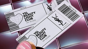 Produits de beaute YSL comprenant un boitier matelasse, un mascara et deux rouges a levres sur fond de carrelage rose brillant.