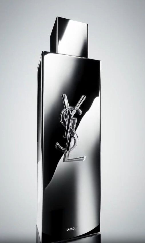 Flacon de parfum argente et elegant avec le logo YSL et l'inscription 'L'ABSOLU'.