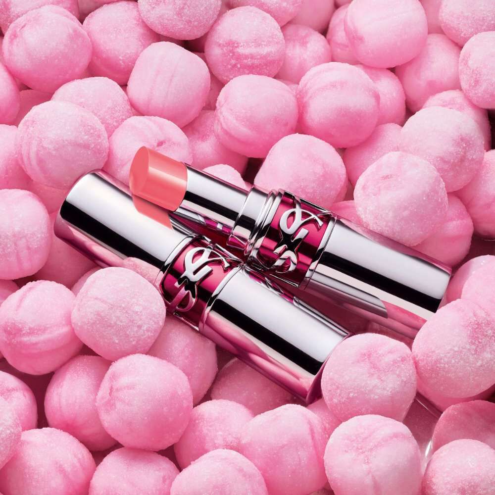 YSL-pinker Lippenstift auf rosa Sußigkeiten