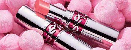 YSL-pinker Lippenstift auf rosa Sußigkeiten