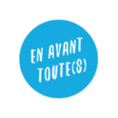 „EN AVANT TOUTE(S)“-Logo in weißen Buchstaben auf einem hellblauen Kreis, innerhalb eines großeren weißen Kreises.
