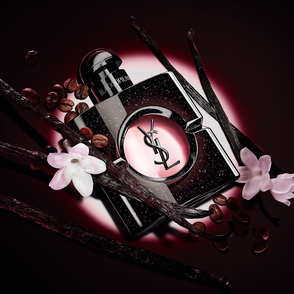 Flacon Black Opium Eau de Parfum avec fleurs de jasmin blanc, gousses de vanille et grains de cafe torrefies.
