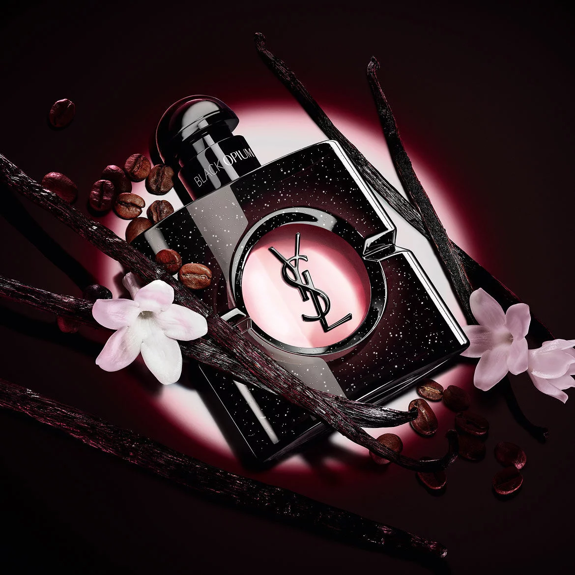 Black Opium Eau de Parfum Flakon mit weißen Jasminbluten, Vanilleschoten und gerosteten Kaffeebohnen.