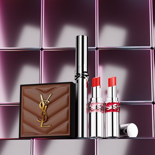 YSL-Make-up-Essentials auf einem Podest in einer von der Wuste inspirierten Kulisse.