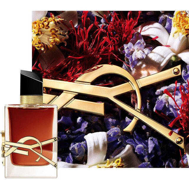 Flacon LIBRE LE PARFUM habille d’elements floraux rouges et du logo YSL dore.