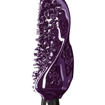 Extreme Nahaufnahme einer Mascara-Burste, die dick mit einer cremigen, glanzenden tiefvioletten Textur bedeckt ist.