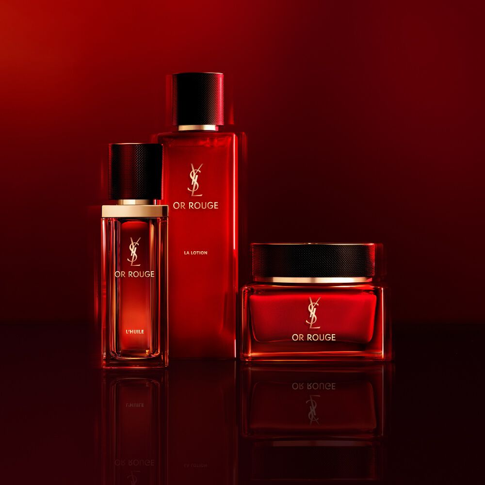 Zwei YSL Pure Shots Hautpflegeprodukte, eine Bi-Essenz und eine Emulsion, vor einem Kaktus mit einer bluhenden weißen Blume.