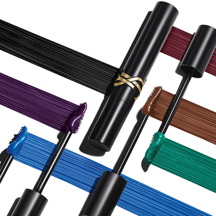 Presentation produit montrant un tube de mascara noir entoure de brosses et de traits de couleurs noir, bordeaux, violet, bleu, vert et marron.