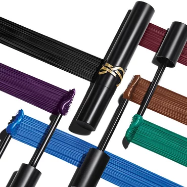 Produktprasentation einer schwarzen Mascara-Tube, umgeben von Bursten und Farbstrichen in Schwarz, Burgund, Violett, Blau, Grun und Braun.