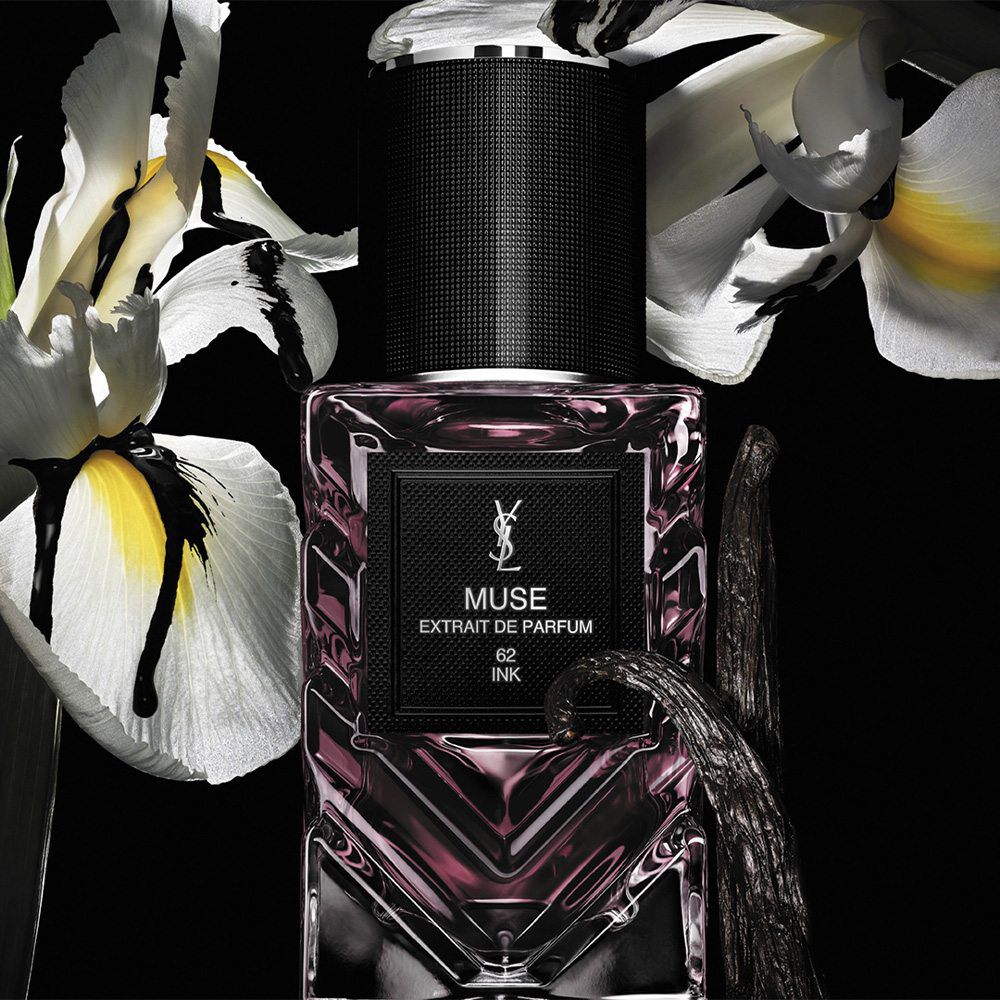 Neuer Flakon von Le Vestiaire des Parfums auf schwarzem Hintergrund mit Blumen dahinter.