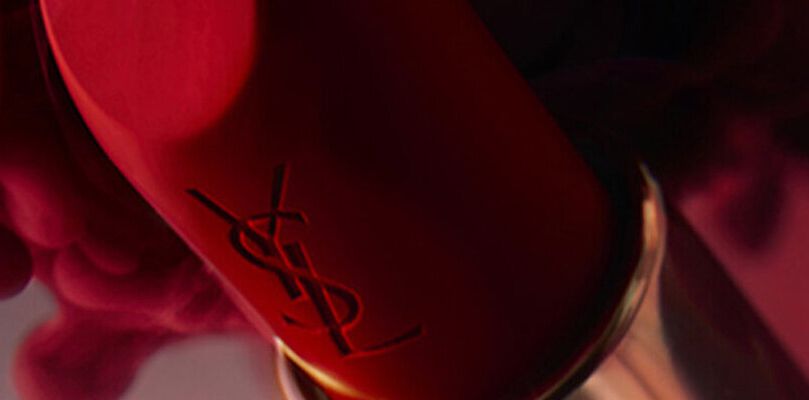 Gros plan sur un rouge a levres YSL rouge.