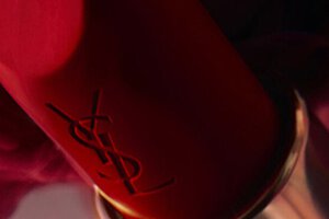 Gros plan sur un rouge a levres YSL rouge.