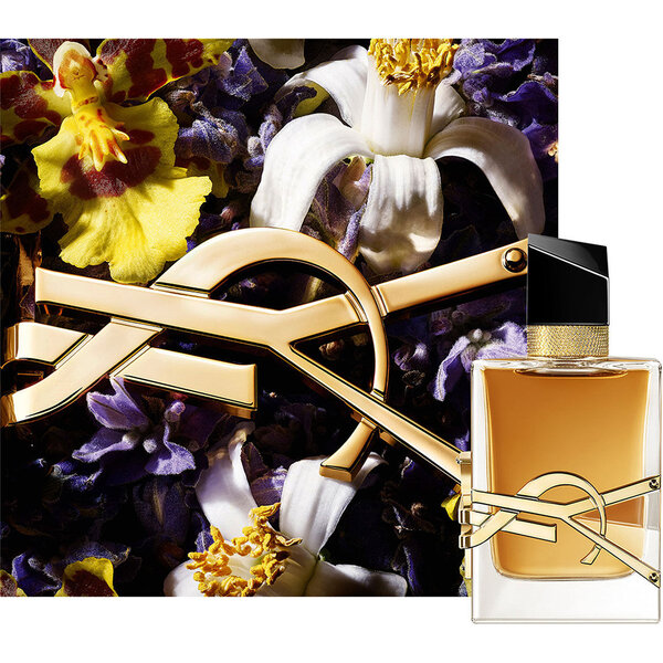 Flacon LIBRE EAU DE PARFUM INTENSE entoure de fleurs violet profond et rehausse d’un detail de chaine doree.
