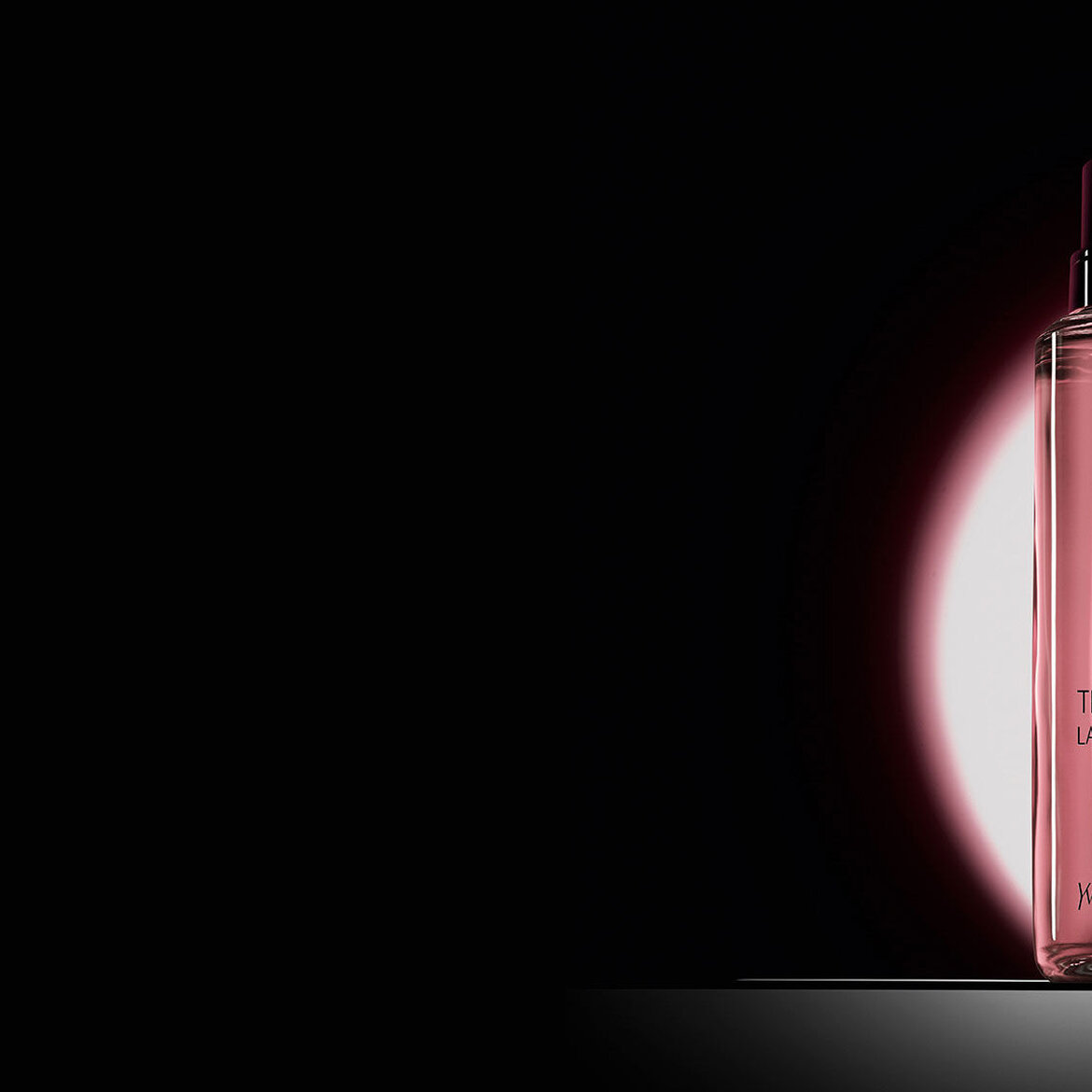 Le flacon Black Opium Eau de Parfum presente aux cotes de sa recharge en verre de 100 ml, ornee du logo YSL.