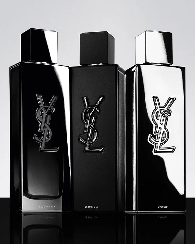 Drei YSL Y Herrenparfums: Eau de Parfum, Le Parfum und L'Absolu, prasentiert in ihren charakteristischen schwarzen und silbernen Flakons.