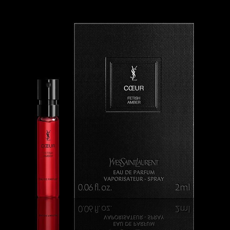 COEUR Echantillon d’Eau de Parfum place a cote du packaging noir format vente pour le service d’essai YSL.