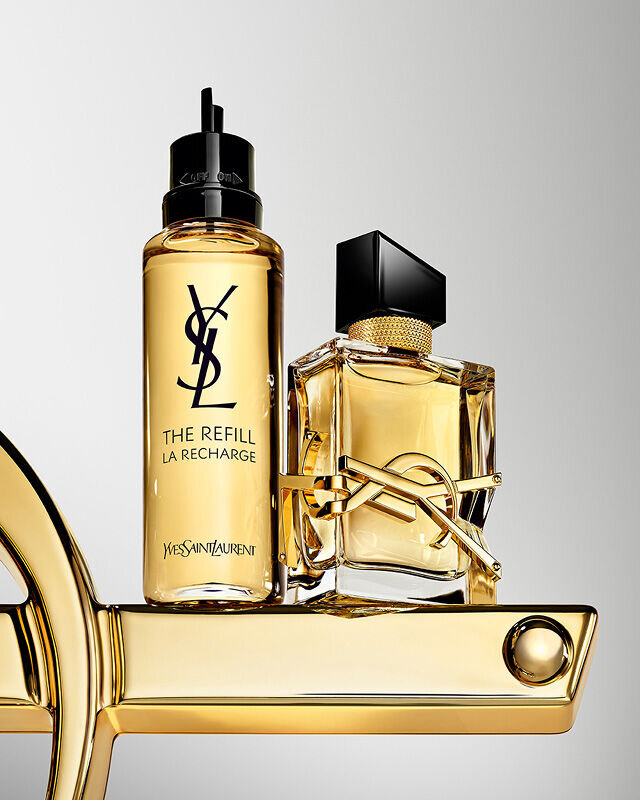 Flacon Libre Eau de Parfum et flacon recharge, sublimes par un logo YSL dore surdimensionne.