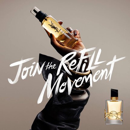Une main tenant un flacon de recharge dore sur un fond neutre. A gauche, un texte blanc style pinceau indique « Rejoignez le mouvement RECHARGE », et a droite, un flacon de parfum classique YSL Libre en verre avec son logo dore emblematique est presente.