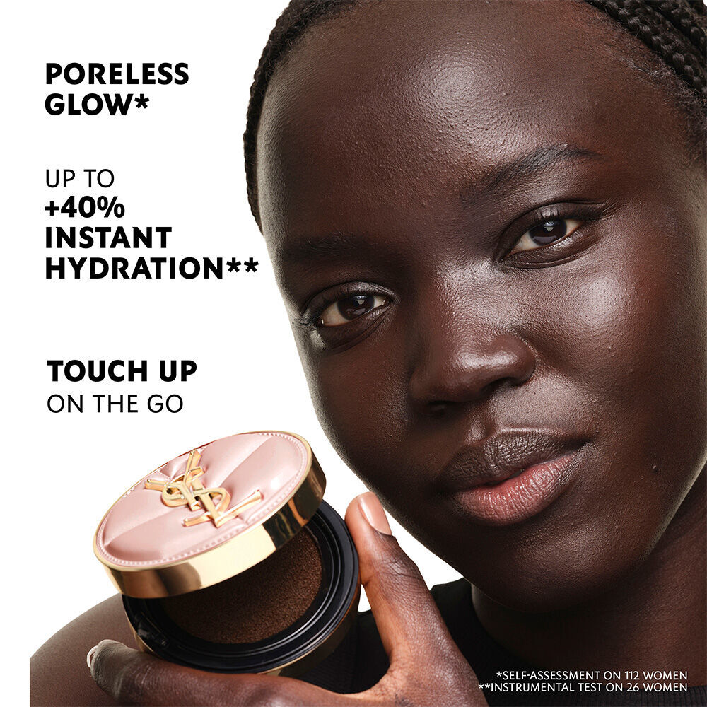 Model mit tiefer Haut halt YSL SKIN AFFAIR SOFT GLOW CUSHION. Makelloser Glow, +40 % Feuchtigkeit und Touch-ups fur unterwegs.