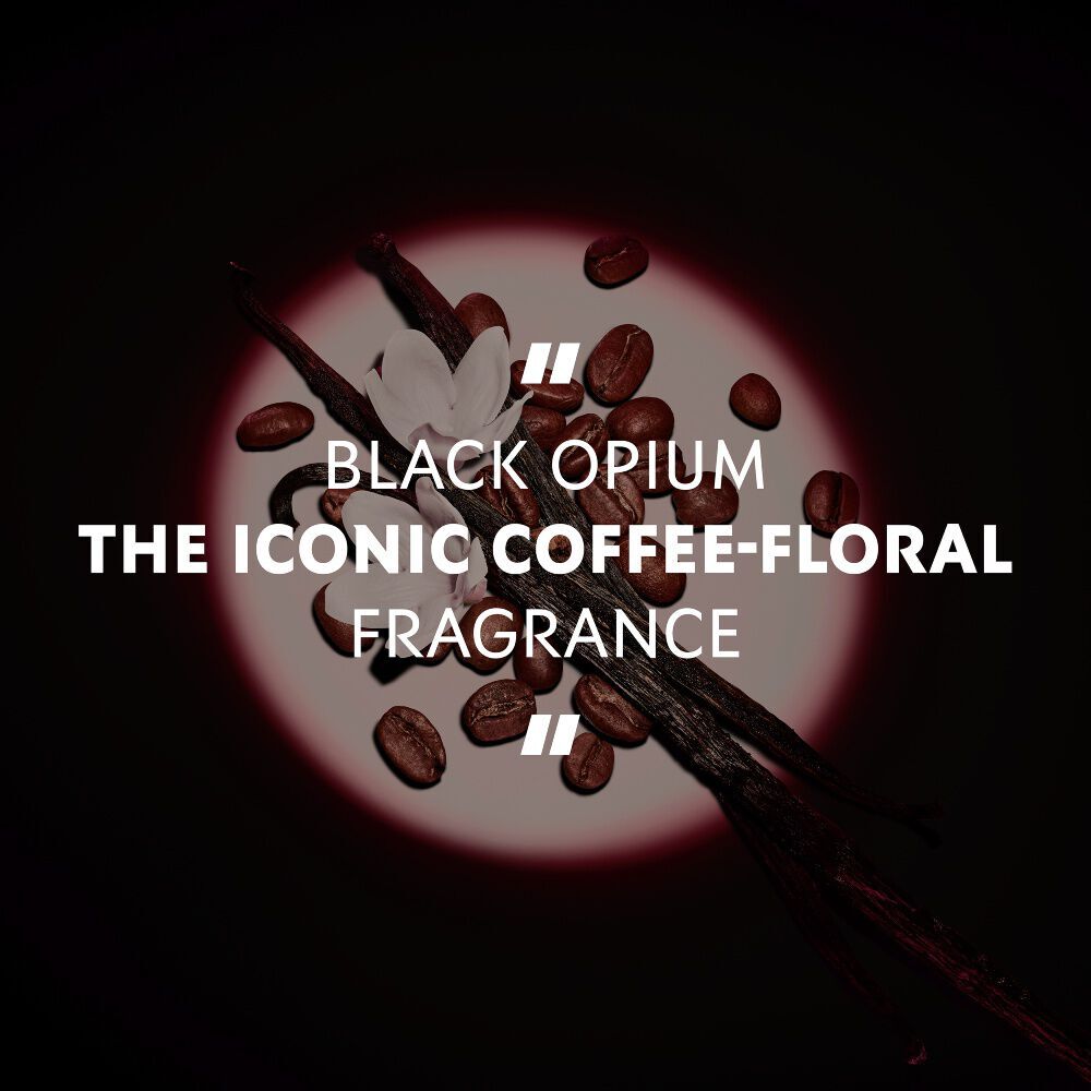 Gousses de vanille, fleurs blanches et grains de cafe sous les projecteurs avec la citation : « BLACK OPIUM LE PARFUM EMBLEMATIQUE AU CAFE. »
