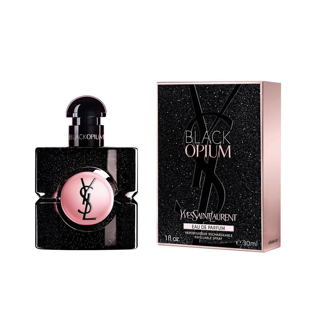 Le flacon Black Opium Eau de Parfum, a cote de son ecrin noir scintillant assorti, orne de la Cassandre YSL.