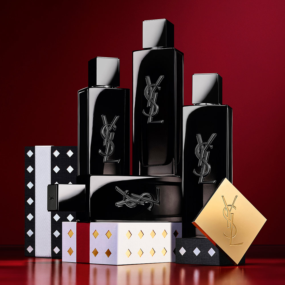 YSL MYSLF Eau de Parfum Flakons gestapelt auf schwarz-silbern gemusterten Holiday-Geschenkboxen.
