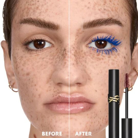 Vorher-Nachher-Vergleich der Lash Clash Mascara in Electric Blue bei einer Frau mit Sommersprossen. Die „Nachher“-Seite zeigt farbintensive, leuchtend blaue Wimpern mit extremem Volumen.