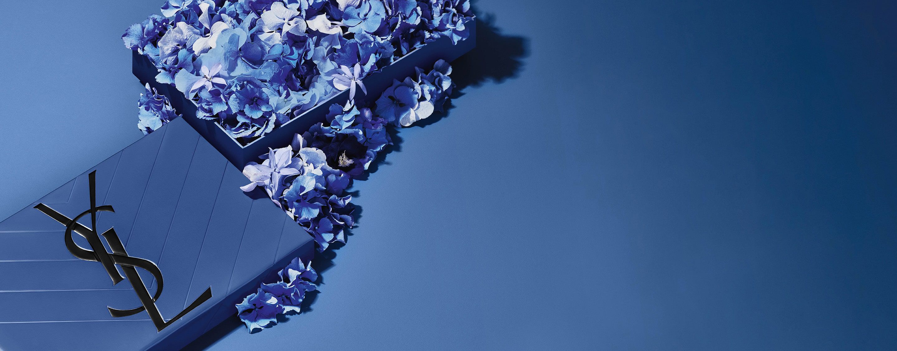 Blaues YSL-Geschenkset zum Vatertag mit dem ikonischen Cassandre-Logo, verziert mit einer Fülle an zarten blauen Blütenakzenten.