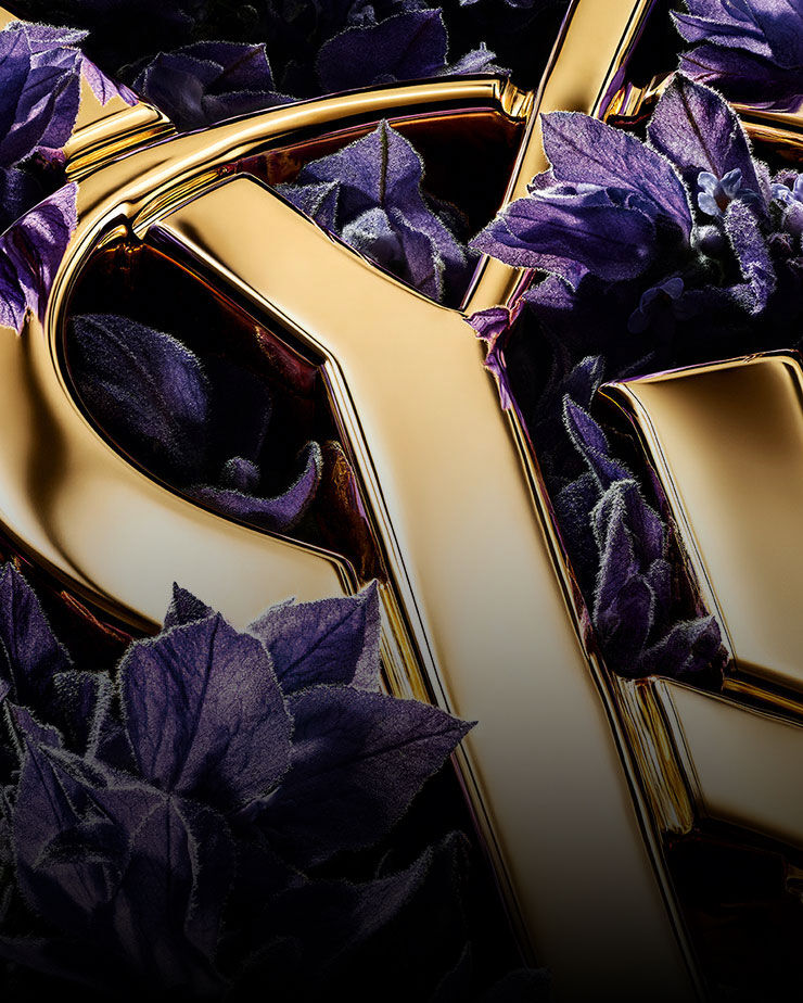 Prächtige violette Lavendelblüten heben die scharfen, goldenen Kanten des YSL-Logos hervor.