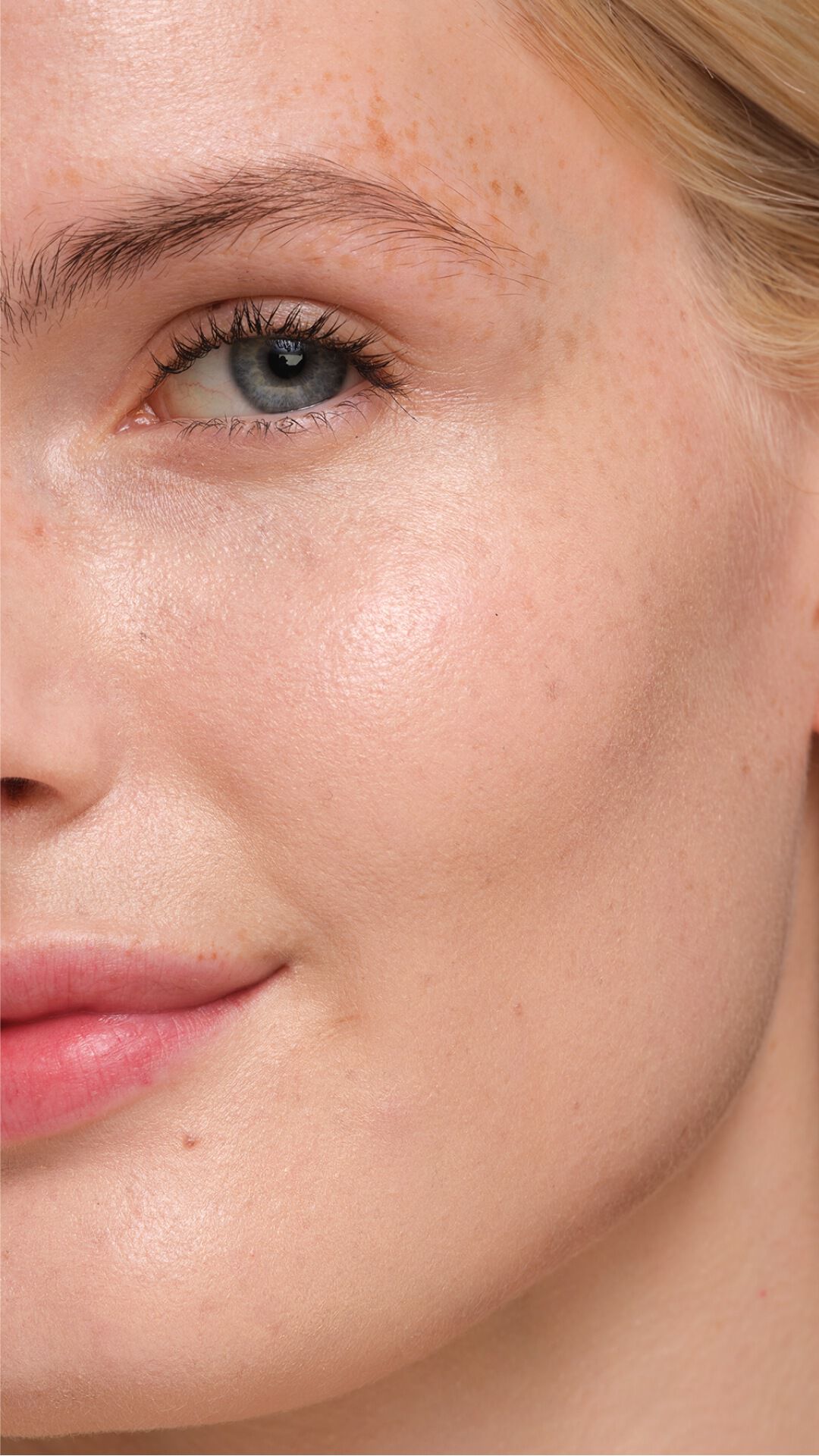 Strahlendes Finish auf heller Haut mit YSL SKIN AFFAIR FOUNDATION. Nahaufnahme zeigt einen leuchtenden, porenfreien und ebenmäßigen Glow.