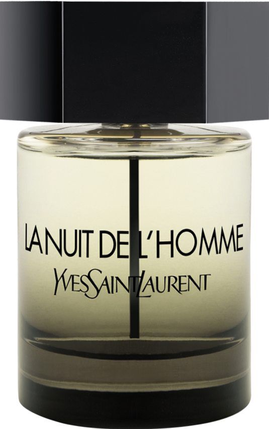Un flacon de parfum Yves Saint Laurent La Nuit de L'Homme avec un corps en verre transparent, un jus ambré clair et un large capot hexagonal argenté.