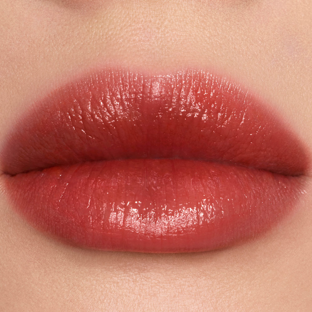 Nahaufnahme von YSL Vinyl-Glanz-Farbflecken auf den Lippen in Nuance #446 Spiced Secret.