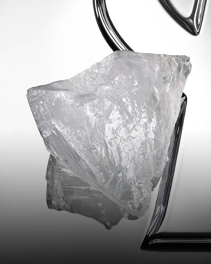 Ein großer, transluzenter und kristalliner weißer Moschus-Mineralstein.