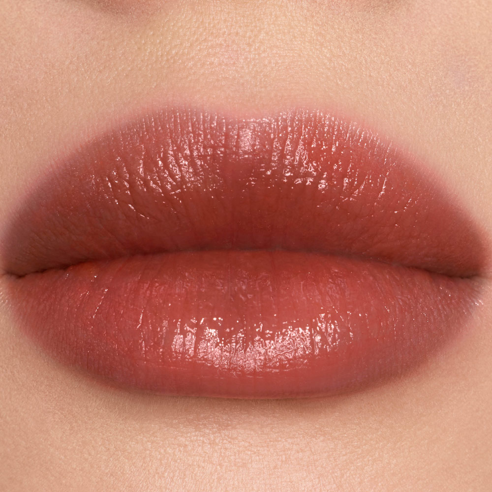 Nahaufnahmen von YSL Vinyl-Shine Color Stains in Nuance #610 Nude Champion.