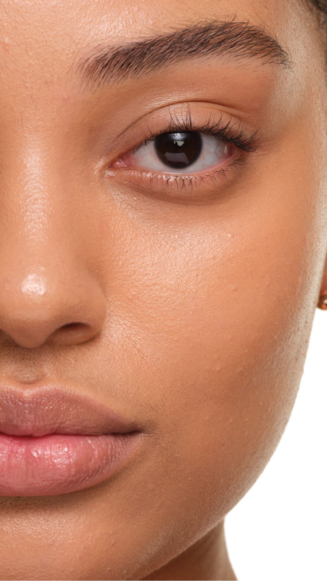 Strahlender Soft Glow auf heller Haut mit YSL SKIN AFFAIR FOUNDATION. Extremer Zoom auf die makellose, porenfreie Hauttextur.