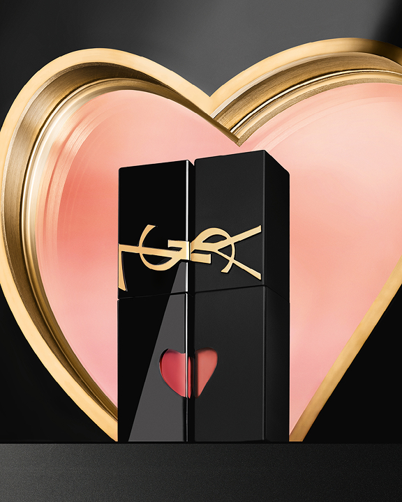 Zwei Models, die YSL The Inks Vinyl Cream & Blur auftragen, zeigen nebeneinander glänzende und weich-matte Lippenfinishs.