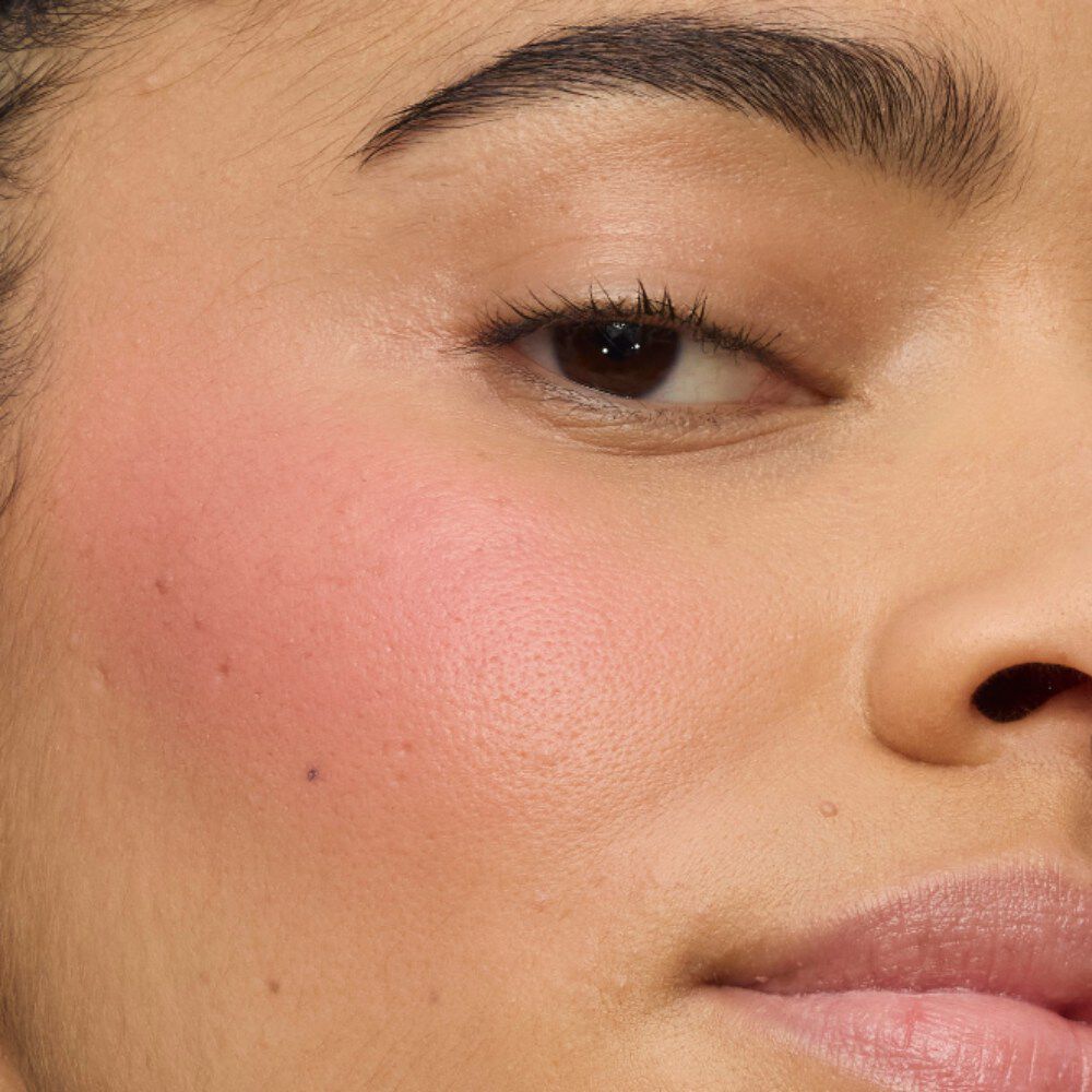 Gros plan sur la joue d’un modèle révélant le fini ultra-crémeux de YSL Make Me Blush Lifted Glow Cream Blush, teinte #44 Nude Lavallière, pour un glow lifté vibrant et modulable.