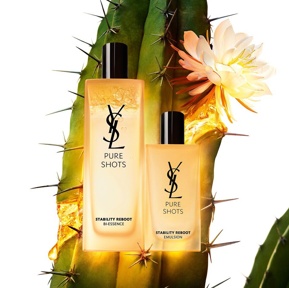 YSL Pure Shots Stability Reboot Bi-Essence und Stability Reboot Emulsion vor einem blühenden Mondlichtkaktus