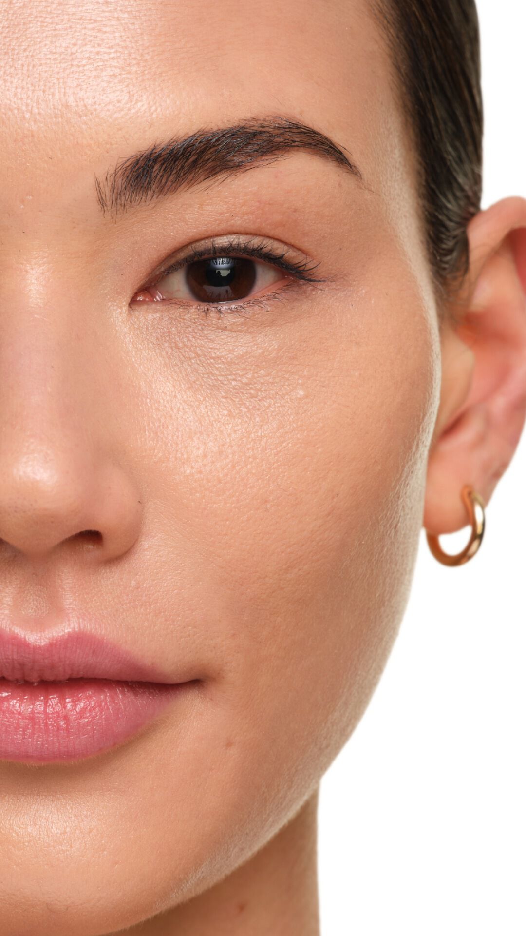 Extremer Hautzoom, der das strahlende Finish der YSL SKIN AFFAIR SOFT GLOW FOUNDATION zeigt. Glatte, porenfreie und leuchtende Haut.