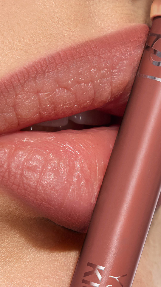 Vertikale Nahaufnahme von Lippen mit mattem Lippenstift in Mauve und passendem YSL-Stift.