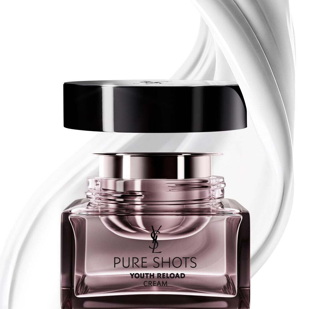YSL Beauty Pure Shots Youth Reload Cream und ihre nachhaltige Nachfüllpackung, umgeben von einem dynamischen Wirbel ihrer luxuriösen Textur.