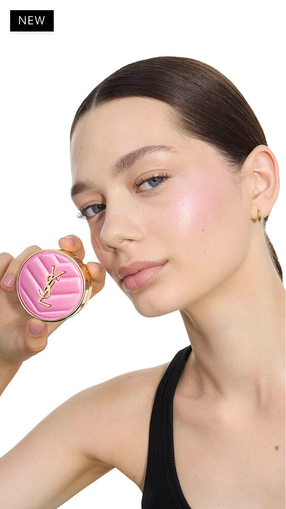Oksana, helle Haut, hält das rosa YSL Make Me Blush Puder-Rouge in Nuance 10.