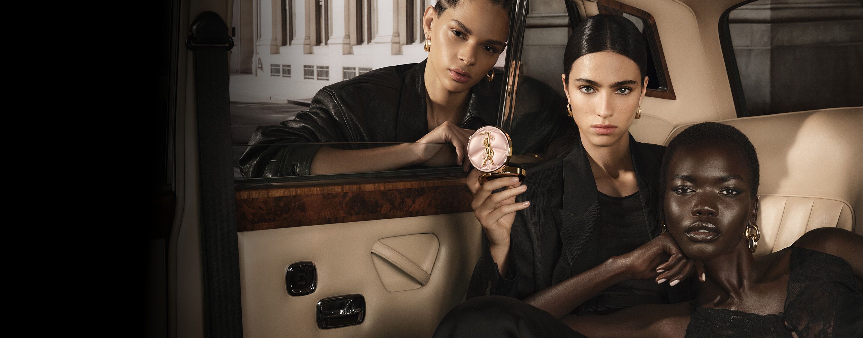 Drei Models in einem Taxi mit YSL SKIN AFFAIR CUSHION. Unterschiedliche Hauttöne und High-Fashion strahlende Teints.