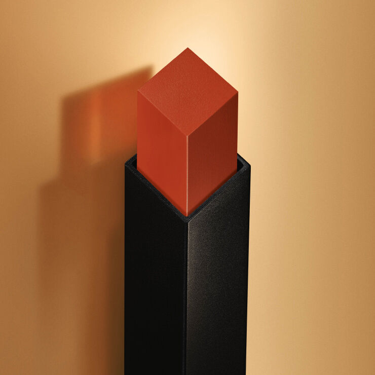 Gros plan de lèvres corail appliquant un raisin carré.